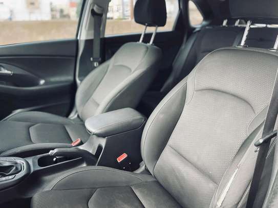 Hyundai Elantra image 1