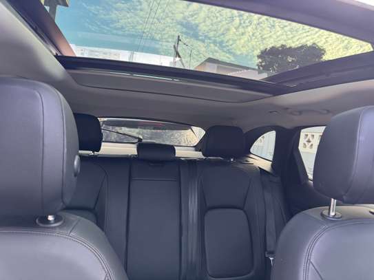 Jaguar F-Pace 2018 SUV noir puissant confortable image 3