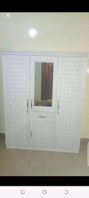 Armoire marron noire et blanc image 3