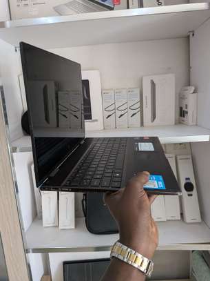 HP envy 15x360 ) AMD Ryzen 5 ) 8g de ram ) 128 image 2