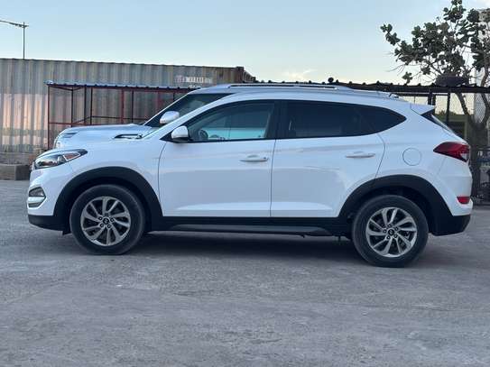 HYUNDAI TUCSON  4x4 image 2