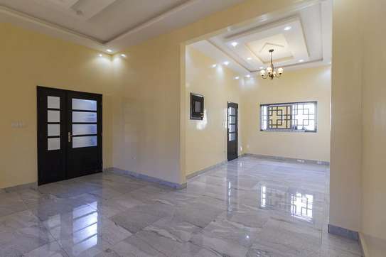 Villa R+2 à Tivaouane Peulh, titre foncier image 3