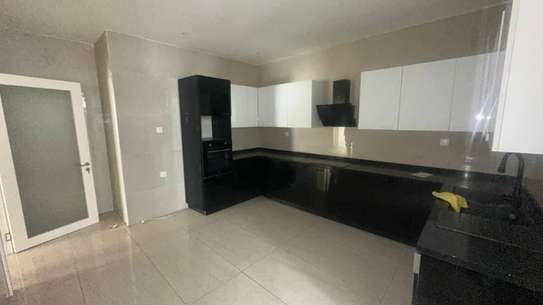 F4 moderne Route king Fahd Almadies image 7