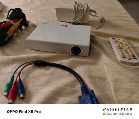 Mini Projecteur de marque LG HDMI ultra moderne image 3