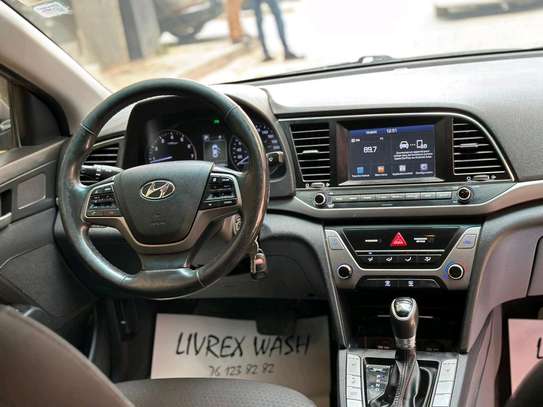 Hyundai Elantra année 2017 image 3
