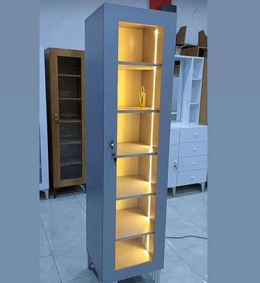 Étagère design blanche inclinée avec rangement bas image 6