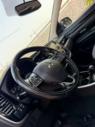 MITSUBISHI OUTLANDER image 7