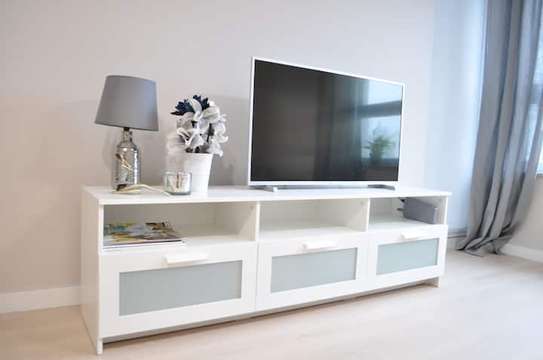 Table télé IKEA avec tiroirs et rangement image 1