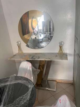 Console murale marbre avec miroir rond design image 1