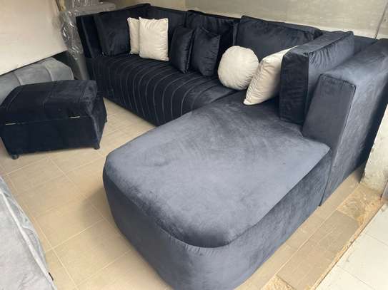 Canapé d'angle beige clair 5-6 places avec pouf rouge image 5