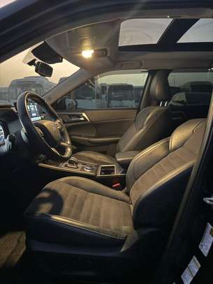 Mitsubishi outlander Anne 2023 full option image 8