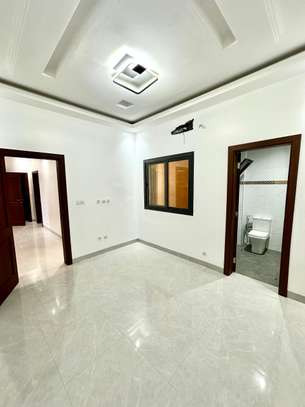 Appartement de type F3 à louer au mamelle cité mbackiou Faye image 1