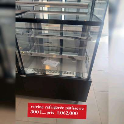 Vitrine réfrigérée 400L noire pour pâtisseries pro image 2