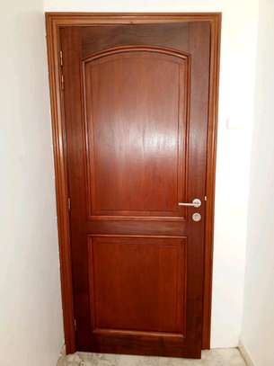 Porte bois rouge massif image 4