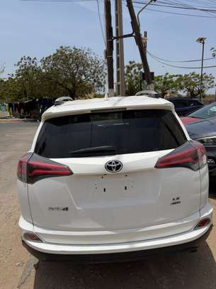 Toyota RAV4 2017 image 6