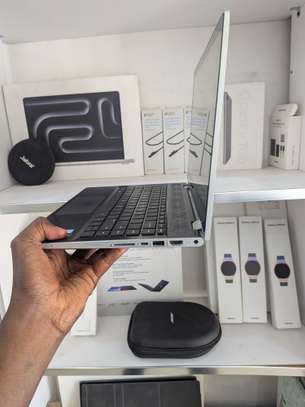 HP pavillion x 360 ) i3 ) 8e generation ) 8g de ram ) 512 image 2