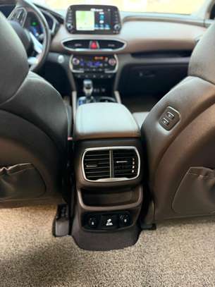 Hyundai Santa Fe SUV blanc spacieux et performant image 8