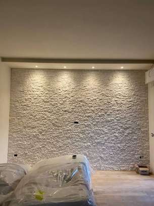 Mur en pierre naturelle blanc cassé moderne image 2