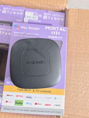 Android TV Box noire compacte avec port USB image 2