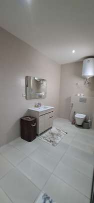 Appartement F4 meublé spacieux de 3 chambres à louer Point E image 9