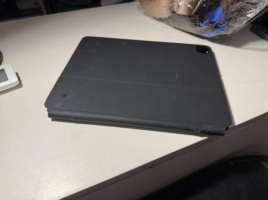 IPAD PRO M1 256 WIFI  ICLOUD  AVEC MAGIC KEYBOARD image 2