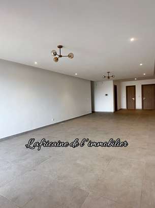 À LOUER – Superbe appartement avec terrasse sur la VDN image 3