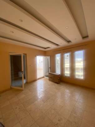 Une villa R+2 à louer aux Mamelles image 14
