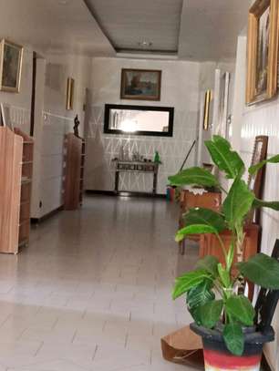 Villa neuve meublée de 500m2 à vendre à Mboro image 14