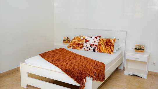 Salon moderne avec canapé cuir et TV murale image 5