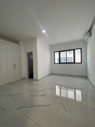 F4 Haut standing de 245 M² à louer au point e image 8