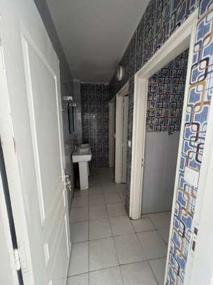 Plateau de Bureau à louer au Point E image 5