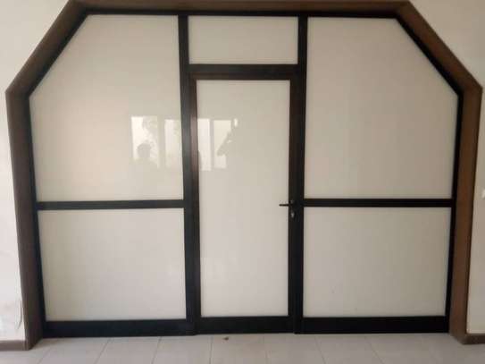 Armoire bois massif 6 portes marron classique image 3