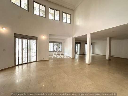 Villa de 750m2 à louer aux Almadies image 8