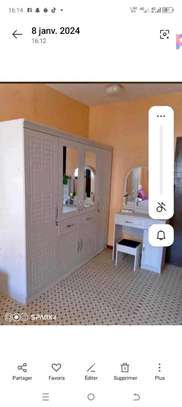 Armoire marron ,blanc et noire image 7