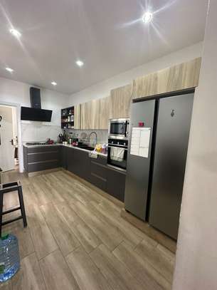 Duplex vide 4 chambres à louer au point E image 2