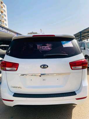 Kia carnival 2017 image 3