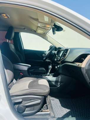 Jeep Cherokee image 8