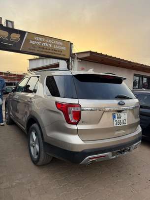 Ford Explorer XLT AWD image 8