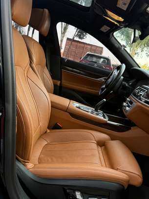 BMW series 740i image 8