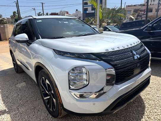 Mitsubishi Outlander image 2