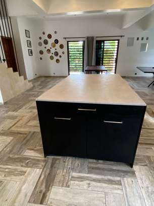 Villa R+1 de 1000 M² à louer à NGAPAROU image 1