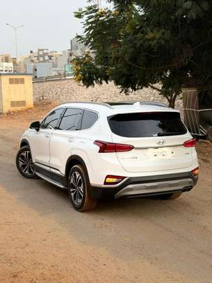 Hyundai Santa Fe SUV blanc spacieux et performant image 13