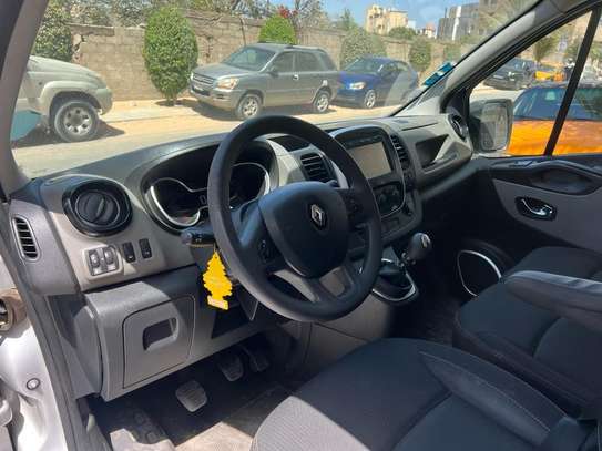 Renault trafic image 2
