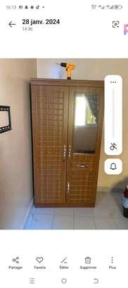 Armoire marron ,blanc et noire image 4