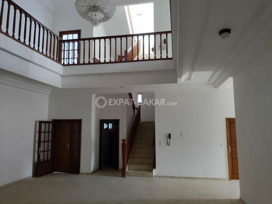 Maison de 1000m2 en face CASINO DAKAR CITY image 9