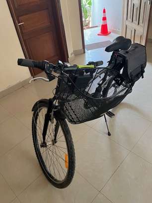 Vélo bien équipée, avec une bâche et des accessoires. image 5