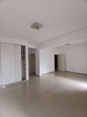 F4 de 135 m² à vendre cité Sipres VDN image 13