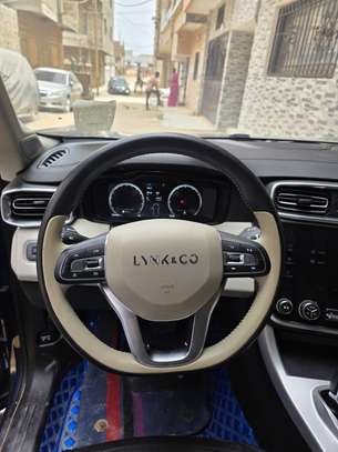 Lynk & Co 01 SUV hybride Bleu métallisé image 3