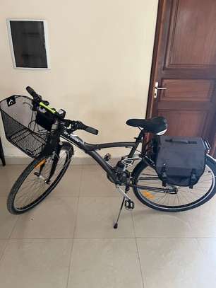 Vélo bien équipée, avec une bâche et des accessoires. image 3