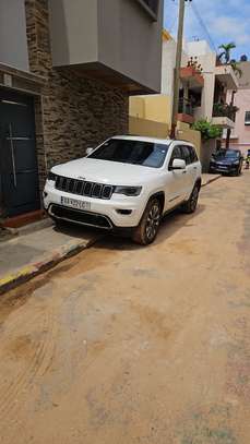 Jeep Grand Cherokee SUV blanc polyvalent image 4